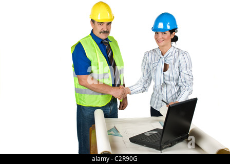 Handshake zwei Ingenieure im Amt für erfolgreiche Projekte isoliert auf weißem Hintergrund und Kopie Raum für SMS Stockfoto