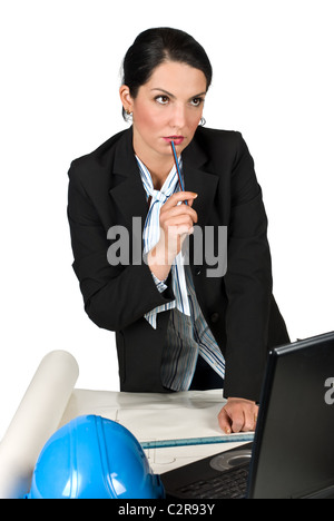 Denken Arbeiter Ingenieur Frau in einem Büro nachschlagen und hält einen Stift in der Nähe von Gesicht isoliert auf weißem Hintergrund Stockfoto