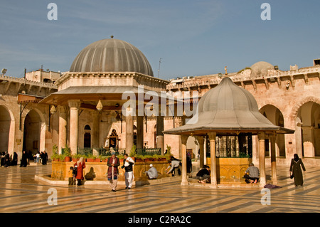 Die große Moschee von Aleppo Al Jamaa Al Kebir auch bekannt als die Umayyaden Ummayad-Moschee (Arabisch als al Jami al Kabi Syrien quadratisch Stockfoto