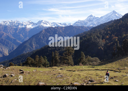 Garhwal-Himalaya, Indien: Die Gipfel der Nanda Ghunti Webstuhl vor ein Trekker Curzon unterwegs. Stockfoto