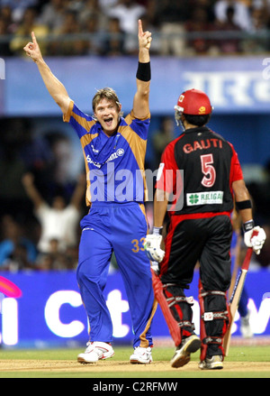 Shane Watson (ohne Kappe) des Spielers von Rajasthan Royals feiert ein Wicket Delhi Daredevils während eines Spiels gegen Delhi Stockfoto