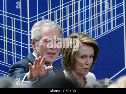 Präsident George Bush und Nancy Pelosi besuchen den Spatenstich für die United States Institute of Peace Stockfoto