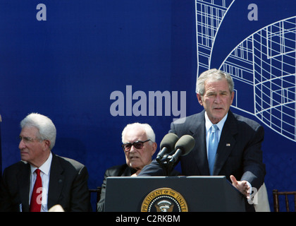 Präsident George Bush, Richard Solomon und Pfr. Theodore Martin Hesburgh besuchen feierlichen ersten Spatenstich für die United Stockfoto