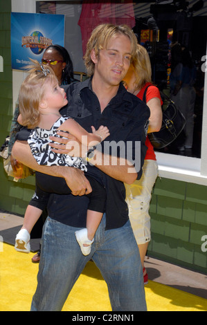 Larry Birkhead und Tochter Dannielynn The Simpsons Ride öffnet bei Universal Studios Hollywood in Los Angeles, Kalifornien- Stockfoto