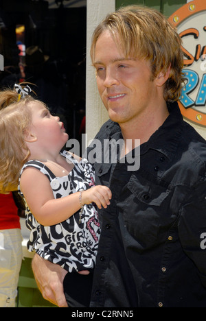 Larry Birkhead und Tochter Dannielynn The Simpsons Ride öffnet bei Universal Studios Hollywood in Los Angeles, Kalifornien- Stockfoto