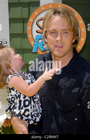 Larry Birkhead und Tochter Dannielynn The Simpsons Ride öffnet bei Universal Studios Hollywood in Los Angeles, Kalifornien- Stockfoto