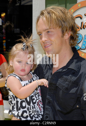 Larry Birkhead und Tochter Dannielynn The Simpsons Ride öffnet bei Universal Studios Hollywood in Los Angeles, Kalifornien- Stockfoto