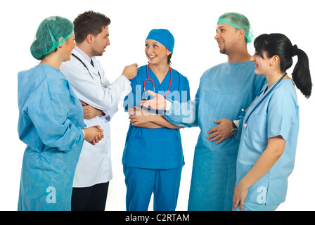 Fröhliches Team von fünf verschiedenen Ärzten, die unterhalten und Lachen auf weißen Hintergrund isoliert Stockfoto