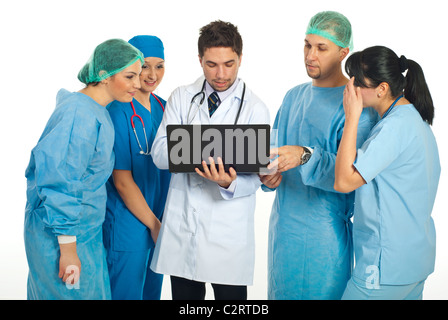 Gruppe von fünf Ärzten Gespräch und einen Laptop isoliert auf weißem Hintergrund verwenden Stockfoto