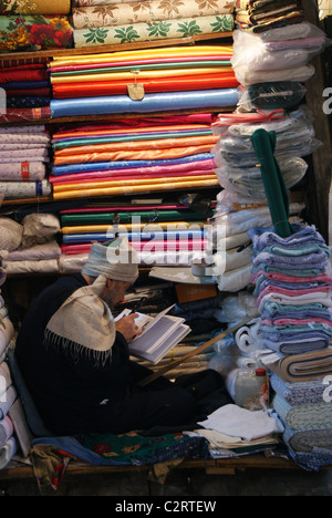 Textil Verkäufer im Souq Al-Madina, Aleppo, Syrien Stockfoto