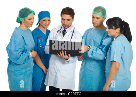 Krankenhaus-Direktor-Mann mit Laptop zeigt etwas zu einem Chirurgen-Team isoliert auf weißem Hintergrund Stockfoto