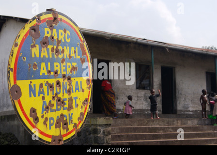 Virunga Nationalpark, demokratische Republik Kongo: Ein alten Zeichen am Fuße des Mt Nyiragongo zeigt die Narben von Afrikas großen Krieg. Stockfoto