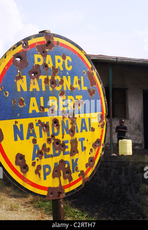 Virunga Nationalpark, demokratische Republik Kongo: Ein alten Zeichen am Fuße des Mt Nyiragongo zeigt die Narben von Afrikas großen Krieg. Stockfoto