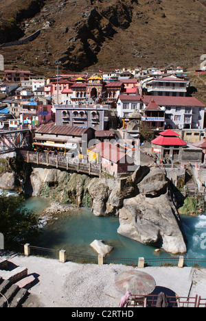 Garhwal-Himalaya, Indien: Ein Blick auf den Badrinath Tempel über die Alakananda entnommen Hälfe des heiligen Ganges. Stockfoto