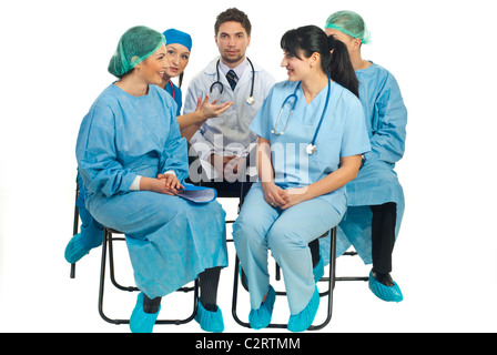 Fünf Ärzte sitzen auf Stühlen und ein Gespräch mit, bevor das Seminar ab auf weißem Hintergrund isoliert Stockfoto