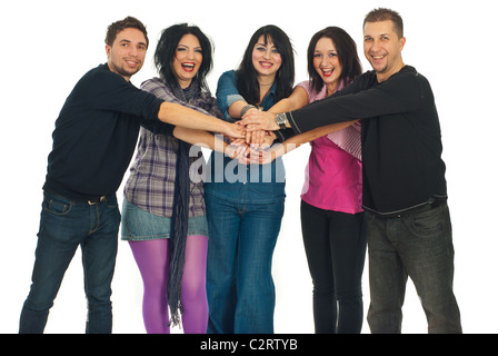 Fröhlich lachend fünf Freunde mit ihren Händen an der Spitze stehen einander isoliert auf weißem Hintergrund Stockfoto