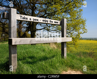 Ländliche Bank mit einer Nachricht, eine Bank nehmen, genießen Sie die Aussicht. Stockfoto