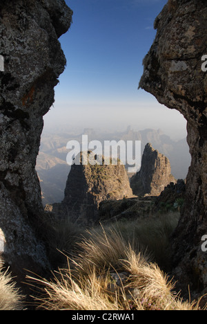 Simien Mountains, Nord-Äthiopien: Ansicht der Basalt-Türme aus der Sicht der Imet Gogo. Stockfoto