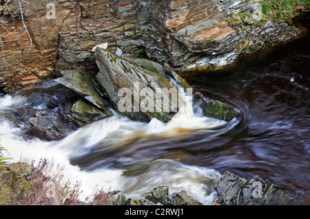 Die Ey Burn in Glen Ey fließt durch The Colonel Bett an den Fluss Dee Inverey, Aberdeenshire, Schottland, UK. Stockfoto