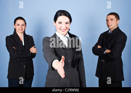 Drei Geschäftsleute team stehen und Lächeln für Sie mit eine Geschäftsfrau vor Bild geben Hand zu schütteln Stockfoto