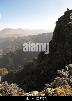 Simien Mountains, Nord-Äthiopien: Wanderer genießen Sie den Ausblick von den Klippen über dem Chenek. Stockfoto