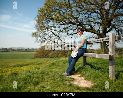 Frau-Rambler ausruhen und die Aussicht zu genießen, wie durch die Bank angewiesen. Stockfoto