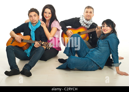 Fröhlich zwei paar sitzen auf Holzboden und die Jungs spielen akustische Gitarren Stockfoto