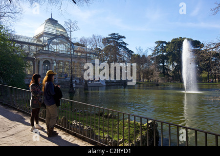 Besucher und Touristen zu bewundern, der Palacio de Cristal, Crystal Palace, Parque del Retiro, Parque del Retiro, Madrid, Spanien, Europa, EU Stockfoto