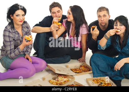 Fünf Freunde sitzen auf Holzboden und Pizza essen Stockfoto