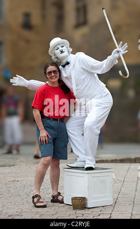 Frau-Tourist mit lebenden Statue als Charlie Chaplin in Sarlat la Caneda Dordogne Frankreich Stockfoto