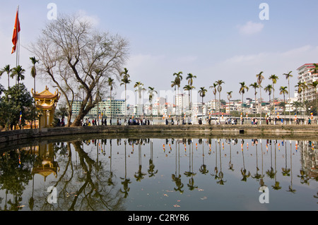 Horizontale Ansicht von einem der von Bäumen gesäumten Damm führende ToTran Quoc-Pagode (Chùa Quốc deshalb) buddhistischen Tempel am Westsee in Hanoi. Stockfoto