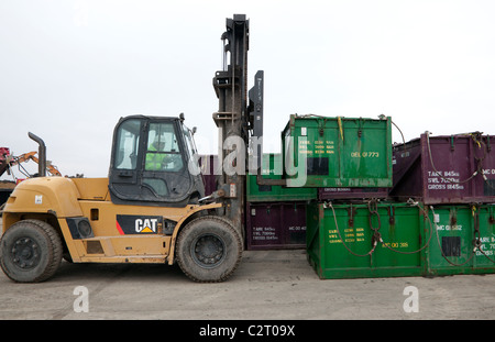 Industrielle Kläranlage, England - Gabel Lift Truck Stapel leer Abfallbehälter auf Deponie Stockfoto