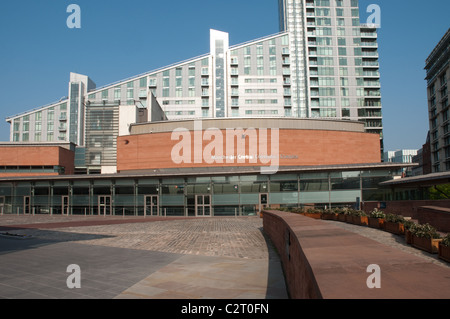 Manchester zentrale Convention Complex, im Hintergrund die aus Glas und Stahl Struktur der Great Northern Tower apartments Stockfoto