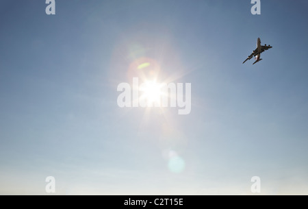 Eine Quantas-Boeing 747-400 der Nachmittagssonne vorbeifliegen Stockfoto