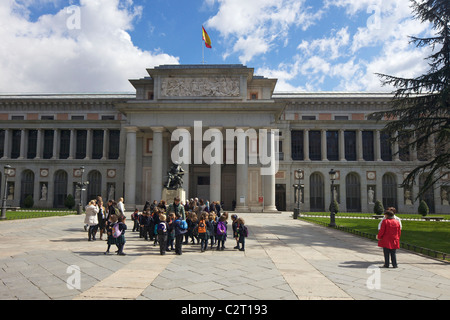 Spanische Schüler in der Nähe von Denkmal für Diego Velazquez Vorderseite Haupt Eingang Museo del Prado-Museum Madrid Spanien Stockfoto