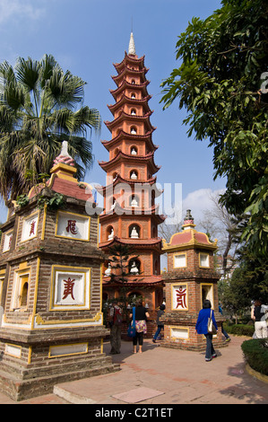 Vertikale Ansicht der vielen Schreine und und Glockenturm im Tran Quoc Pagode (Chùa Quốc deshalb) buddhistischen Tempel in Hanoi. Stockfoto