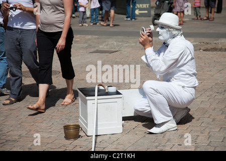 Chaplin weißen lebende Statue setzen auf Make-up in Stadt Sarlat-la-Caneda Dordogne Frankreich Stockfoto