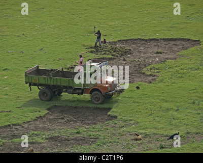 Arbeitnehmer sind hochladen Boden in einem LKW, Indien Stockfoto