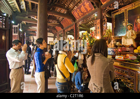 Horizontalen Weitwinkel von Gläubigen in Tran Quoc Pagode (Chùa Quốc deshalb) buddhistischen Tempel am West Lake im Zentrum von Hanoi. Stockfoto