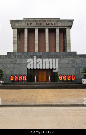 Vertikale Weitwinkel von Wachen außerhalb Ho-Chi-Minh Mausoleum in Ba Dinh Platz. Stockfoto