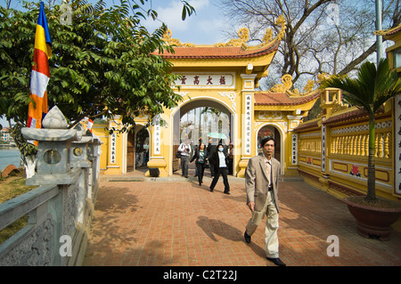 Horizontale Ansicht des Eingangs zum Tran Quoc Pagode (Chùa Quốc deshalb) buddhistischer Tempel im Zentrum von Hanoi. Stockfoto