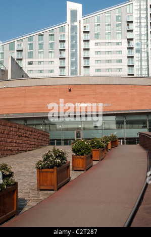 Manchester zentrale Convention Centre, im Hintergrund die aus Glas und Stahl Struktur der Great Northern Tower apartments Stockfoto