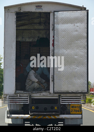 Menschen sitzen in drei Rädern Tempo, Pune, Maharashtra, Indien Stockfoto