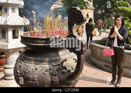Horizontale Nahaufnahme von Weihrauch brennen in eine große Pfanne auf Tran Quoc Pagode (Chùa Quốc deshalb) buddhistischen Tempel in Hanoi. Stockfoto