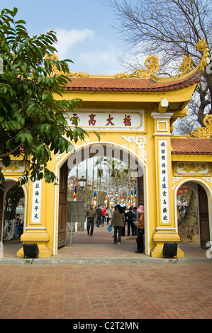 Vertikale Blick auf den Eingang zum Tran Quoc Pagode (Chùa Quốc deshalb) buddhistischen Tempel am West Lake im Zentrum von Hanoi. Stockfoto