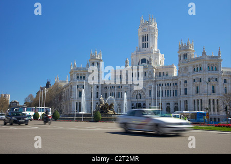 Verkehr in Plaza De La Cibeles, Palace of Communications, Palacio de Comunicaciones, Madrid, Spanien, Europa, EU Stockfoto