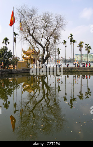 Vertikale Ansicht von einem der von Bäumen gesäumten Damm führt zu Tran Quoc Pagode (Chùa Quốc deshalb) buddhistischen Tempel in Hanoi. Stockfoto