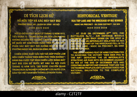 Horizontale Nahaufnahme einer Gedenktafel über "Weihnachten Bombardierungen" von 1972 in der Nähe von den Trümmern eines b-52-Bomber in Hanoi. Stockfoto