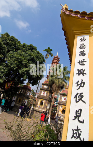 Vertikale Ansicht 'Cau Doi' einen parallelen Satz geschrieben auf einem Schrein im Tran Quoc Pagode (Chùa Quốc deshalb) buddhistischen Tempel in Hanoi Stockfoto