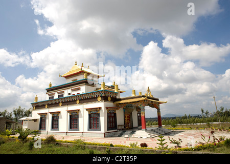 Buddhistischer Tempel in der tibetischen Flüchtlings-Siedlung in Bylakuppe, Karnakata, Indien am 25.11.2009. Stockfoto